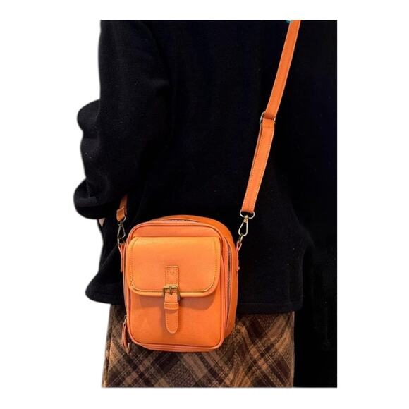 Crossbody Purse in Camel. Pockets zipper closure. Credit card  compartments. - Picture 4 of 4